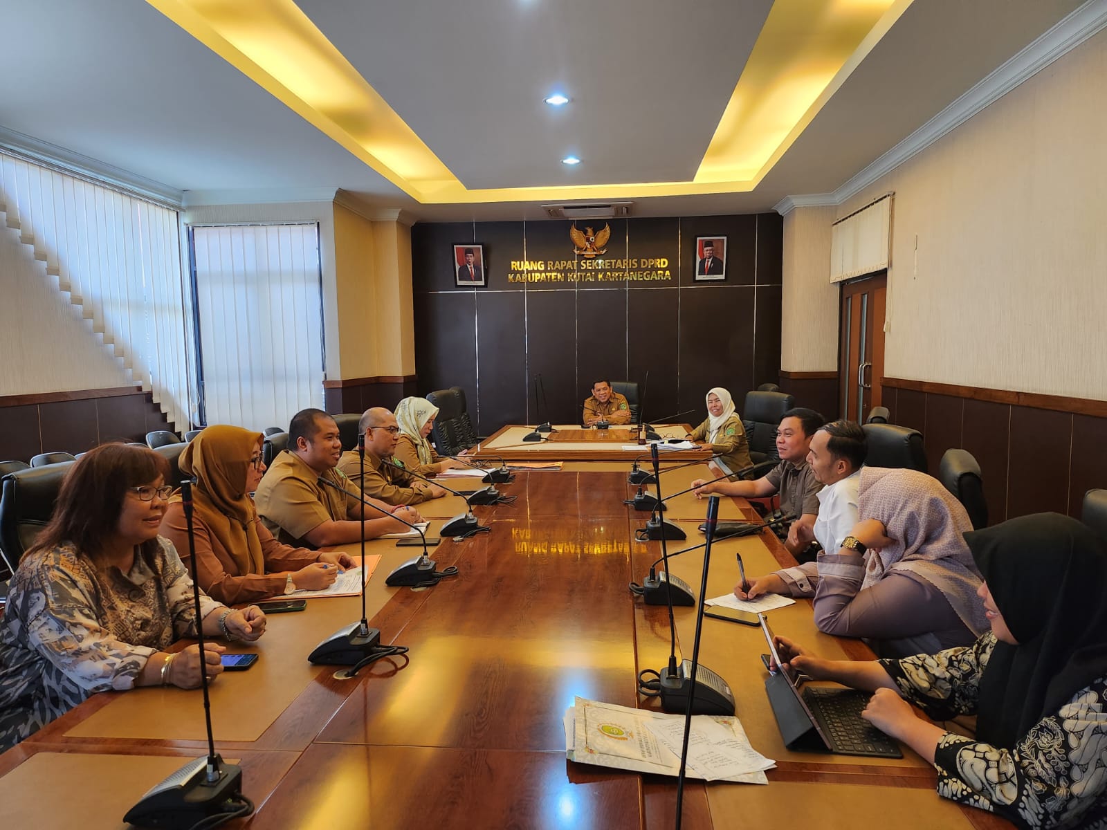 SEKRETARIS DEWAN PIMPIN RAPAT PERSIAPAN PENYUSUNAN LAPORAN PANSUS RAPERDA PADA SIDANG PARIPURNA DPRD