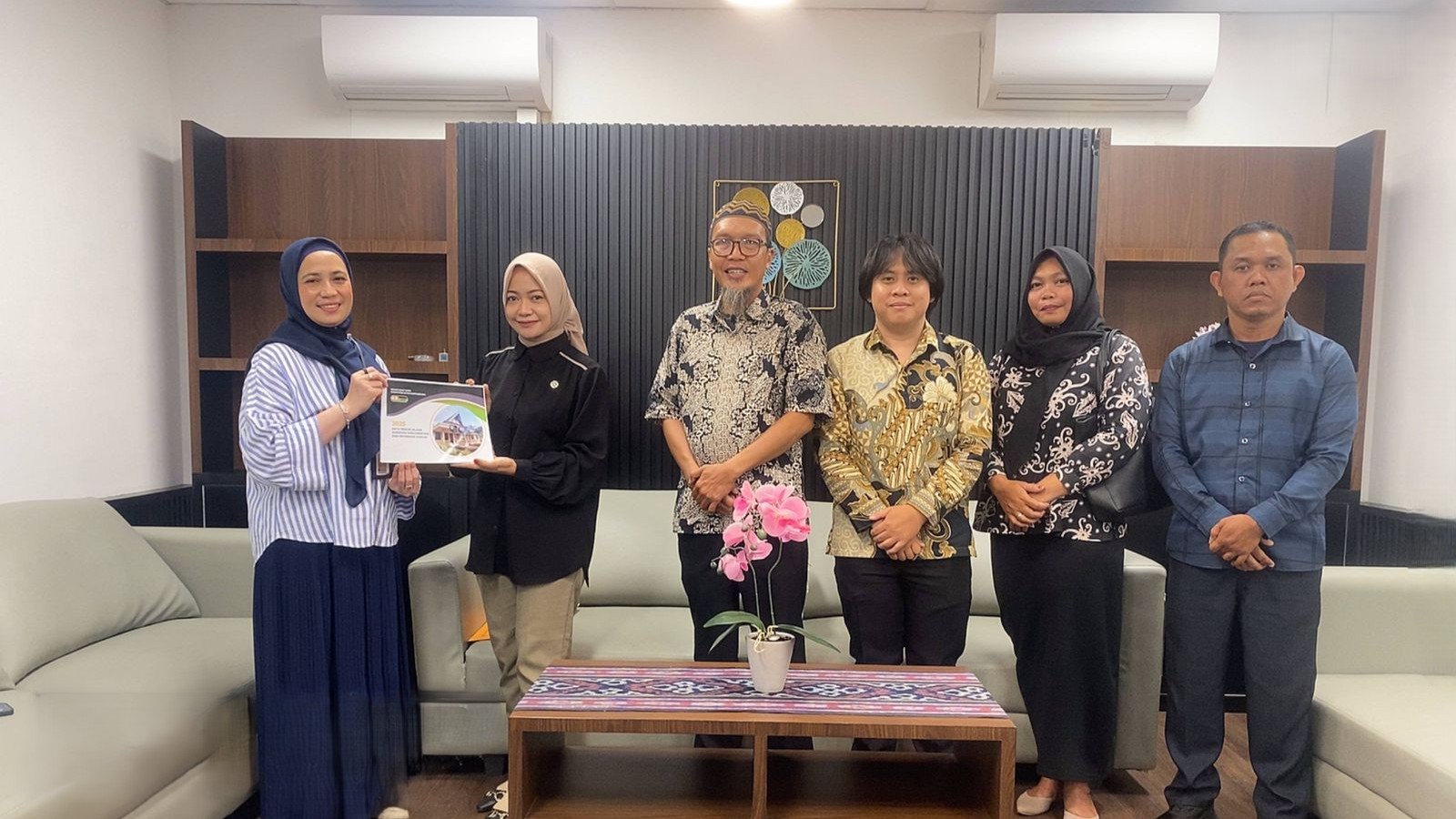 JDIH DPRD KUKAR Menyampaikan Data Pengelolaan JDIH ke Biro Hukum Sekretariat Daerah Provinsi Kalimantan Timur