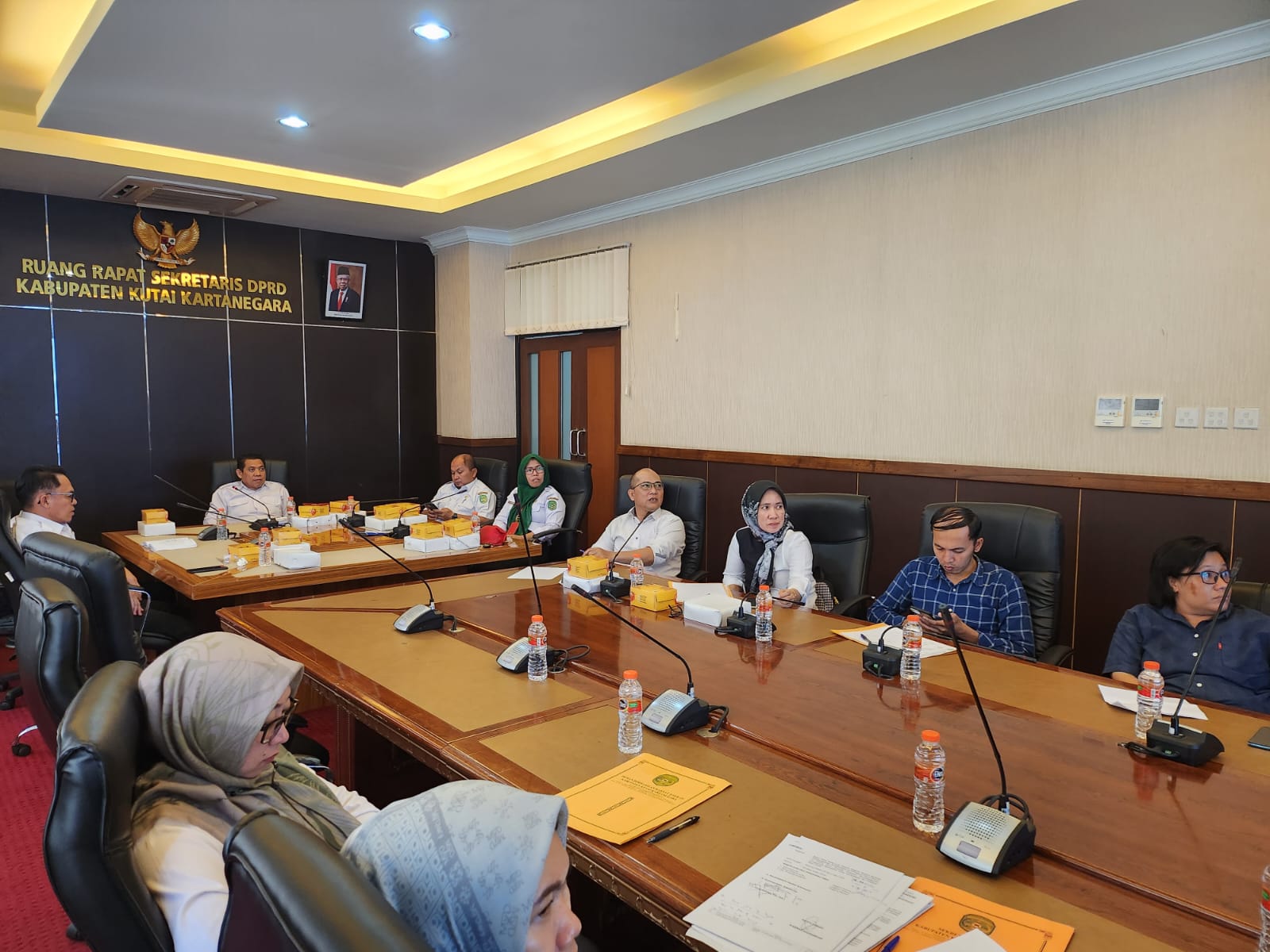Sekretaris DPRD kabupaten Kutai Kartanegara pimpin Rapat Evaluasi dan Pengembangan Inovasi Website JDIH serta menyambut Penilaian JDIH