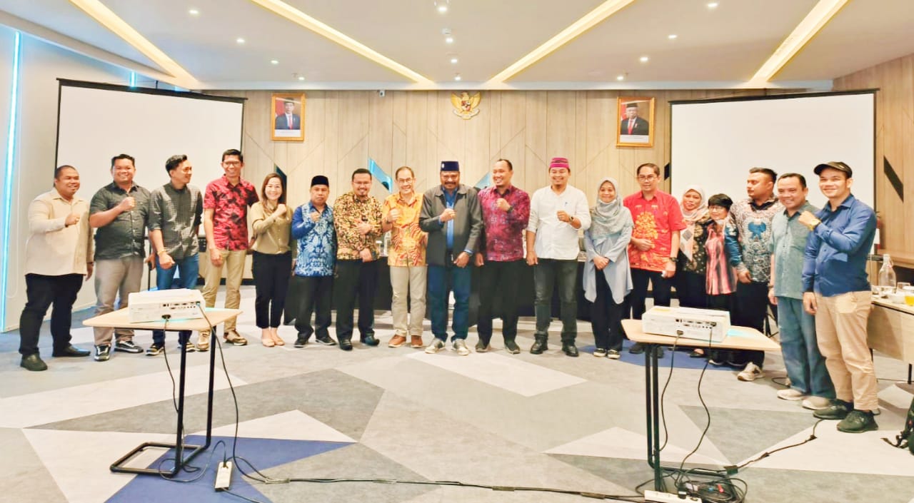 PANSUS DPRD KUTAI KARTANEGARA MENGADAKAN AUDIENSI DAN SINKRONISASI RAPERDA DESA ADAT